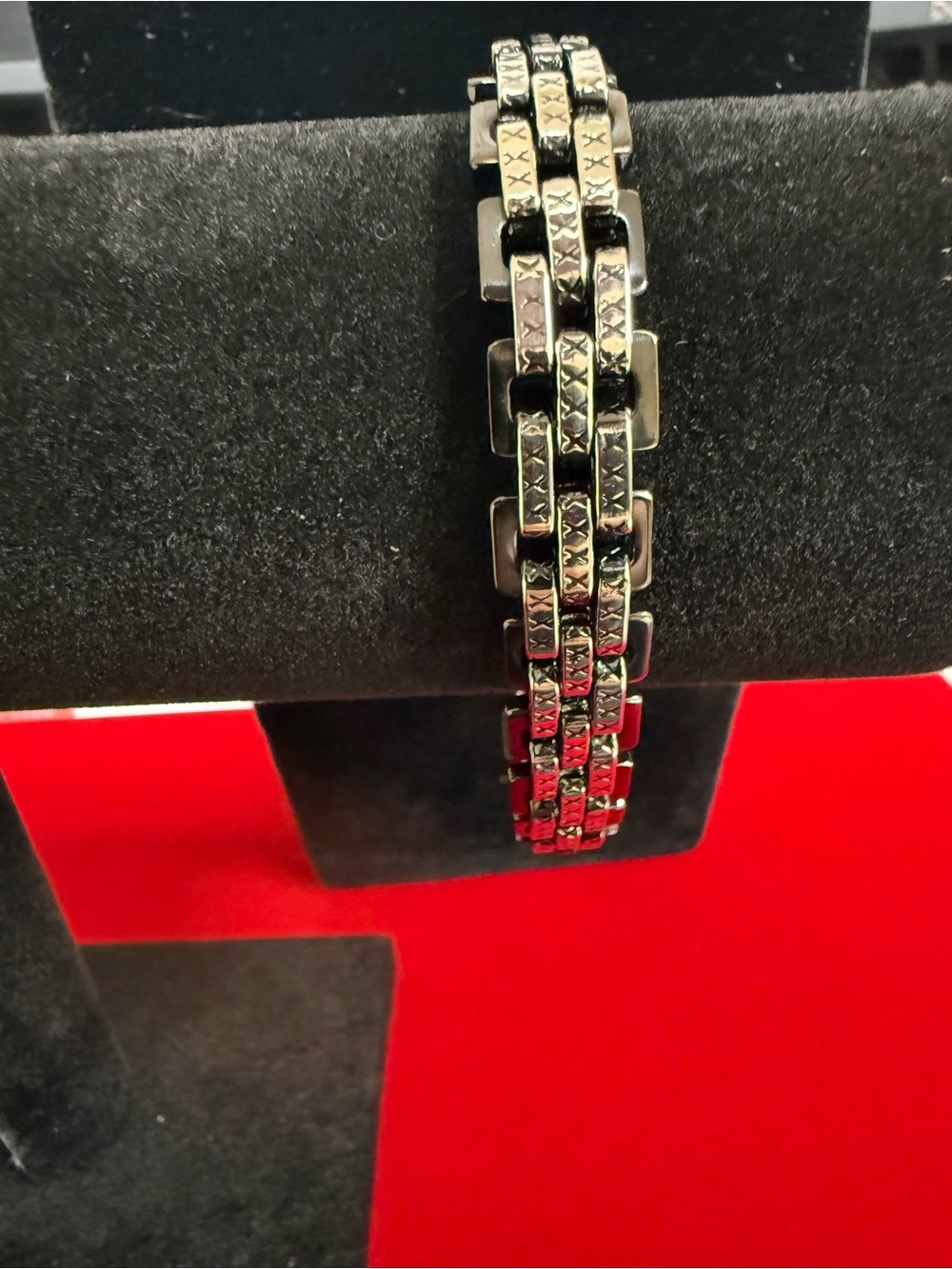 Invicta branded bracelet
Diamond-cut finish for added sparkle
Stainless stee